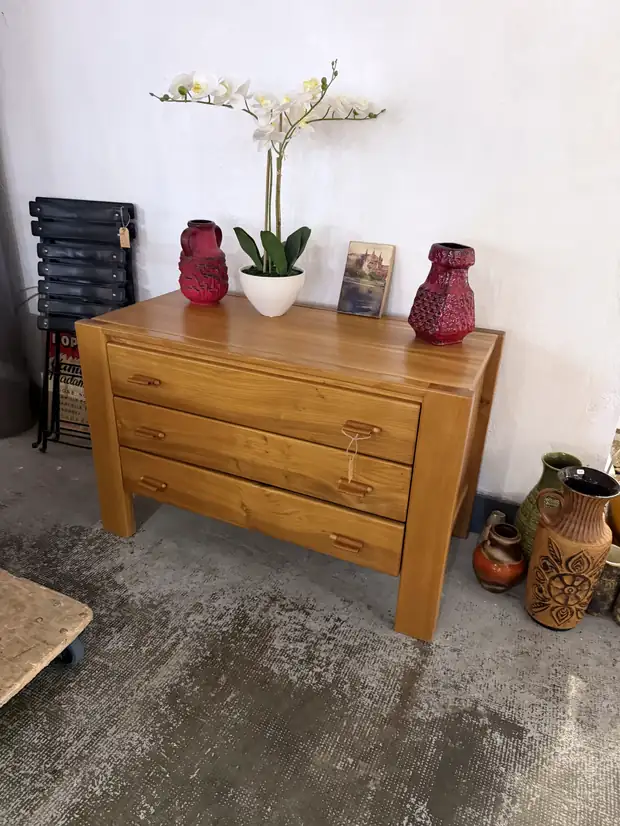 Vases en céramique Fat Lava rouge et objets de décoration sur une commode en orme