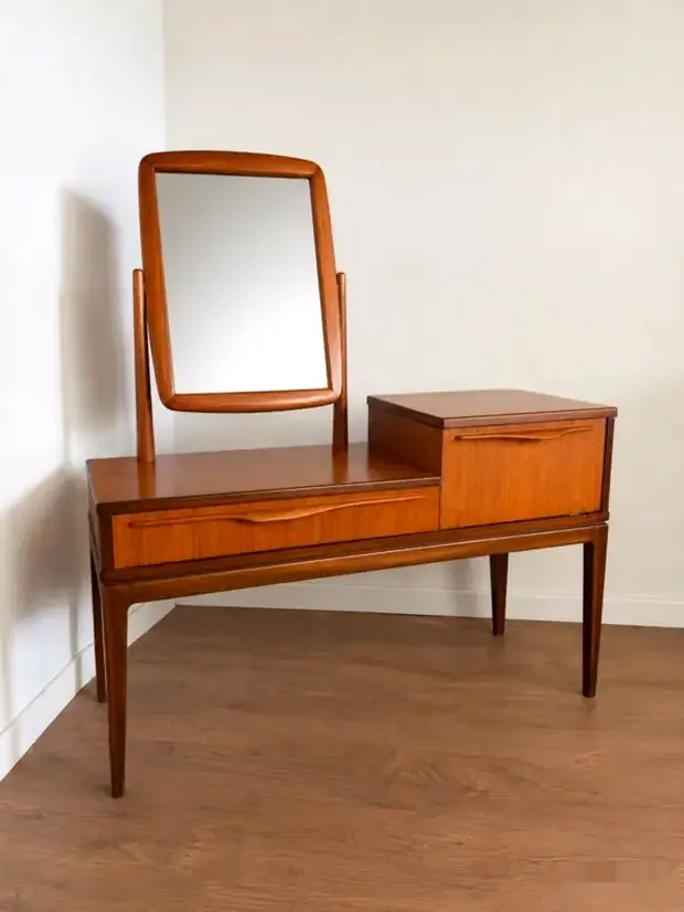 Coiffeuse en teck avec miroir basculant, mobilier scandinave des années 1960