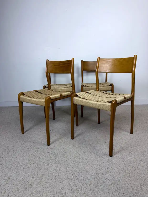 Suite de quatre chaises scandinaves en bois clair à assise en corde tressée