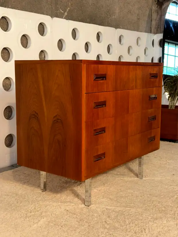 Commode en teck des années 1960 sélectionnée par Vintage by Gabriel, antiquaire à Toulouse